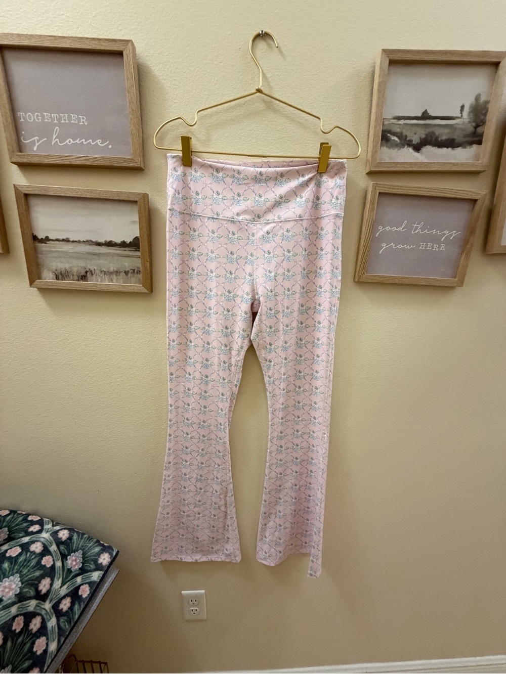 Women’s Light Pink Floral Flare Leggings